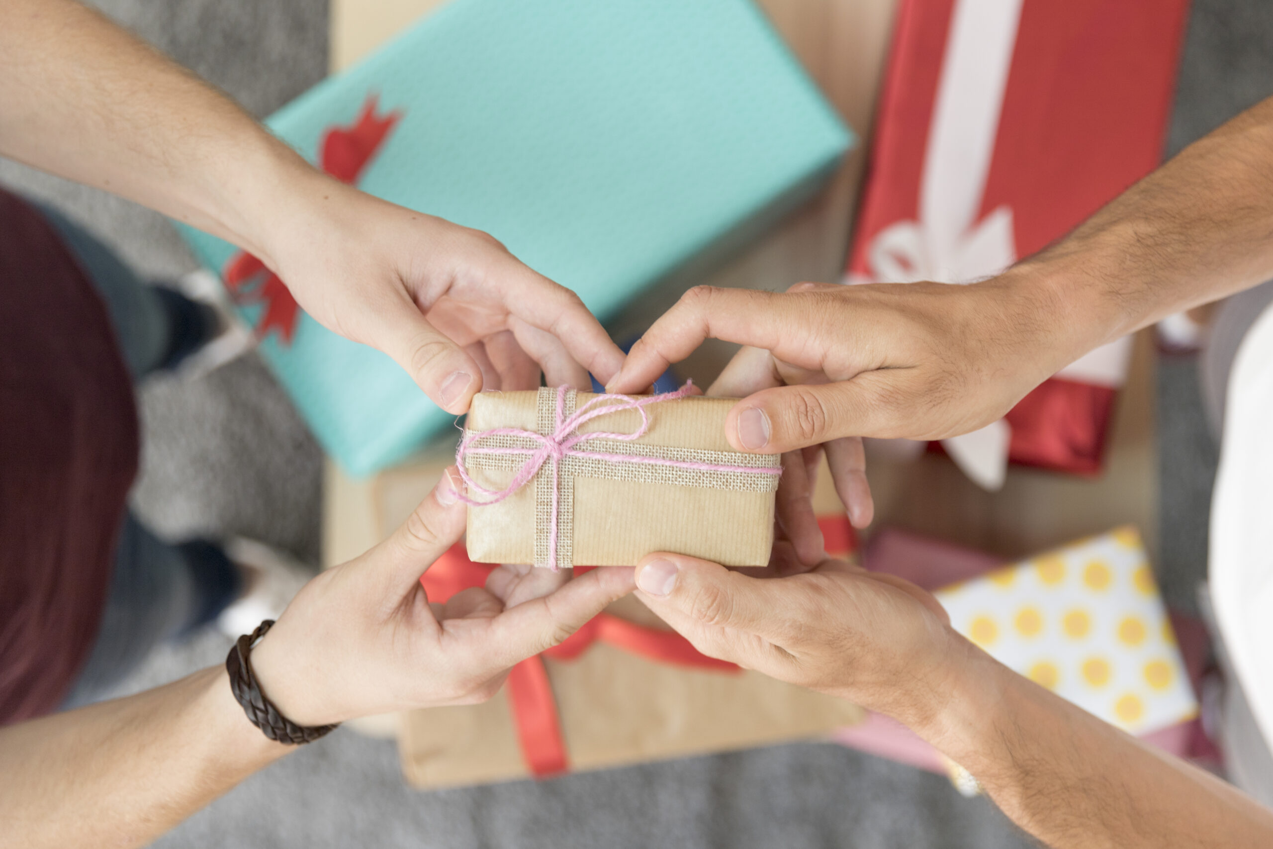 Lee más sobre el artículo El Amigo Invisible: Celebrando la Sorpresa y la Unión en las Fiestas